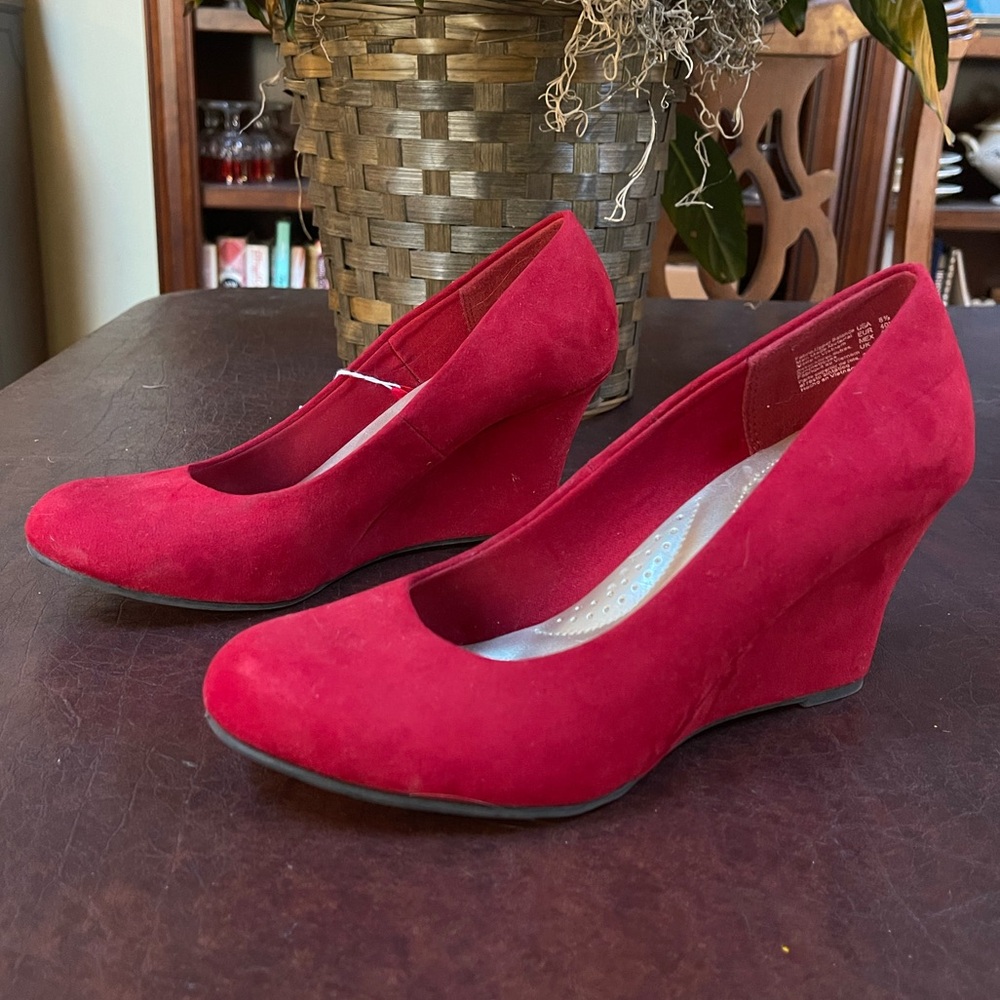 NWT // Red dexflex comfort Wedge Heels - size 8 1/2